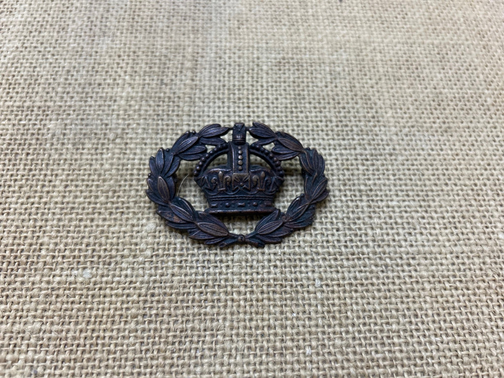 Original WW2 British Army Officers Crown & Laurel Wreath Cap Badge