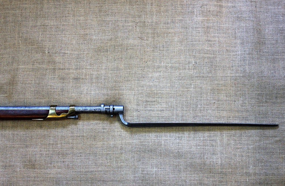Brown Bess Musket (with bayonet) (PICK UP ONLY)