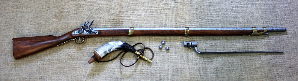 French Napoleonic Flintlock Musket Replica with Bayonet, 1806, full length with the bayonet, a powder horn and lead balls
