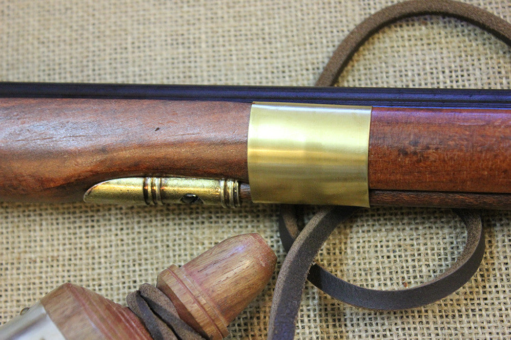 Kentucky Flintlock Rifle Replica, brass barrel fitting with a powder horn